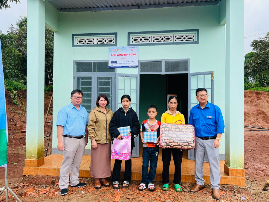 Các đơn vị bàn giao Ngôi nhà hạnh phúc cho em Rơ Lan The (thứ 3 từ trái sang). Ảnh: P.L Các đơn vị bàn giao Ngôi nhà hạnh phúc cho em Rơ Lan The (thứ 3 từ trái sang). Ảnh: P.L