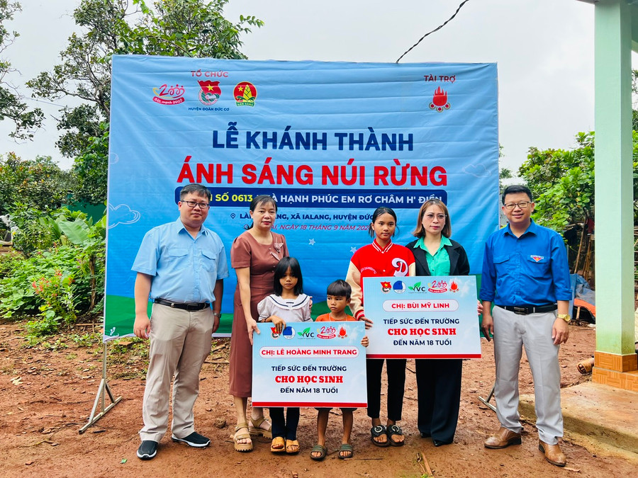 Các đơn vị trao tiền hỗ trợ cho em Rơ Châm H’Điền (thứ 3 từ phải sang). Ảnh: P.L Các đơn vị trao tiền hỗ trợ cho em Rơ Châm H’Điền (thứ 3 từ phải sang). Ảnh: P.L