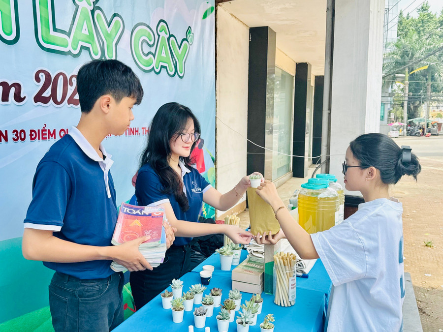 Nhóm từ thiện Fly To Sky tiếp nhận 14 tấn sách, giấy qua chương trình Đổi sách lấy cây. Ảnh: M.N Nhóm từ thiện Fly To Sky tiếp nhận 14 tấn sách, giấy qua chương trình Đổi sách lấy cây. Ảnh: M.N