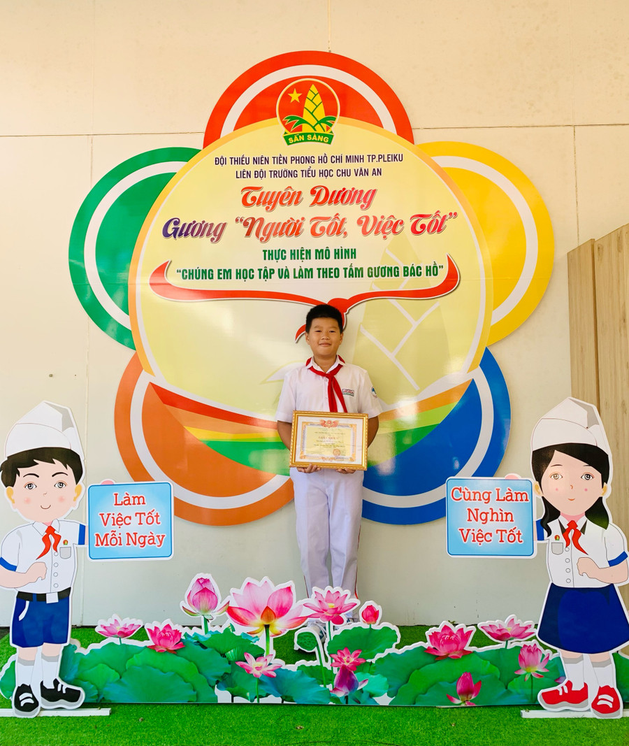 Em Vũ Hoàng Nam đạt nhiều thành tích trong học tập và rèn luyện. Ảnh: M.N Em Vũ Hoàng Nam đạt nhiều thành tích trong học tập và rèn luyện. Ảnh: M.N