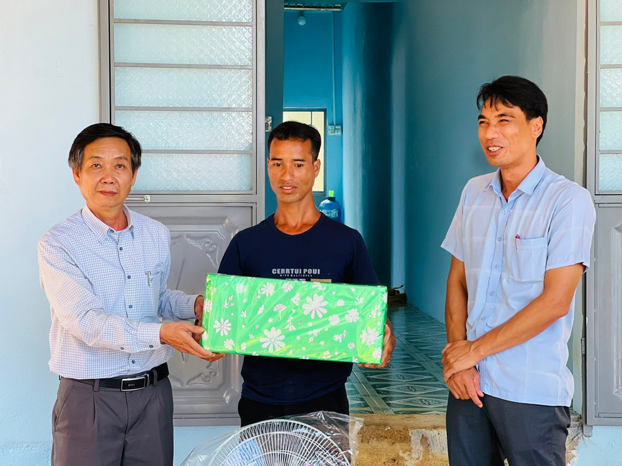 Phó Bí thư Đảng ủy Khối Huỳnh Tấn Đoan (bìa trái) và Phó Chủ tịch UBND huyện Đức Cơ Siu Luynh bàn giao nhà và tặng quà cho gia đình ông Kpuih HPhăt. Ảnh: P.L Phó Bí thư Đảng ủy Khối Huỳnh Tấn Đoan (bìa trái) và Phó Chủ tịch UBND huyện Đức Cơ Siu Luynh bàn giao nhà và tặng quà cho gia đình ông Kpuih HPhăt. Ảnh: P.L