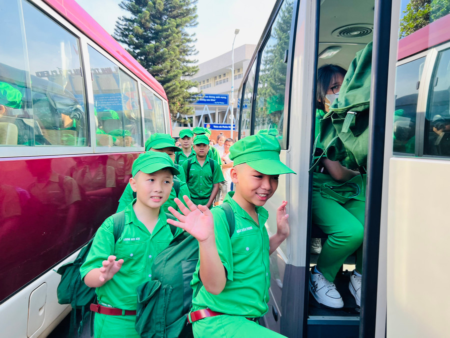 Các "chiến sĩ nhí" lên xe di chuyển về đơn vị huấn luyện để tham gia chương trình "Học làm chiến sĩ công an". Ảnh: P.L