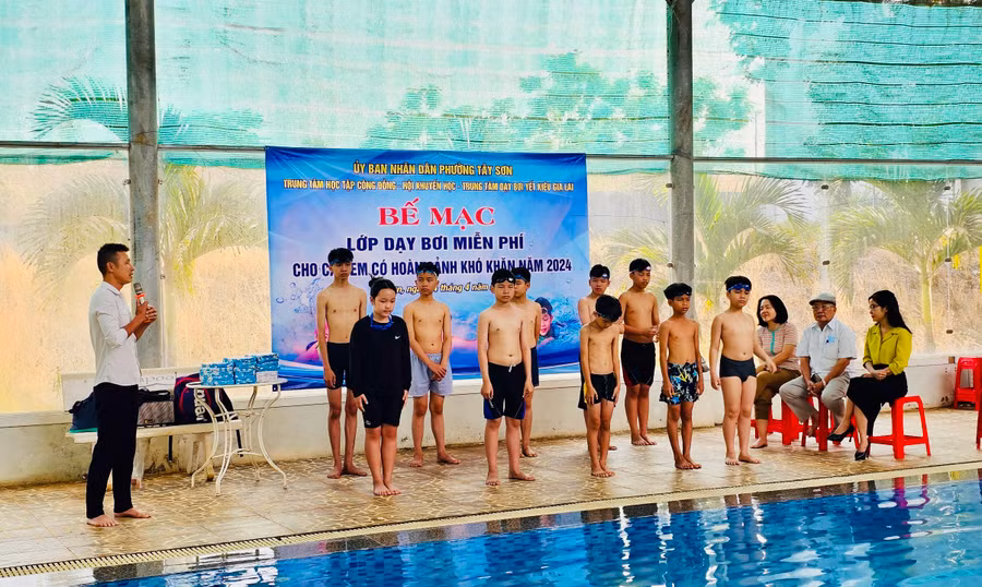 Các em thiếu nhi có hoàn cảnh khó khăn được dạy bơi miễn phí. Ảnh: M.N