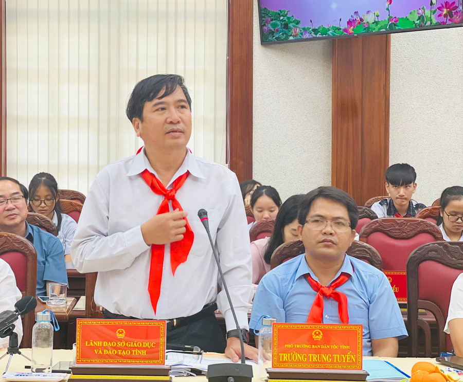 Ông Trần Bá Công-Phó Giám đốc Sở Giáo dục và Đào tạo trao đổi về các giải pháp kiềm chế bạo lực học đường. Ảnh: P.L