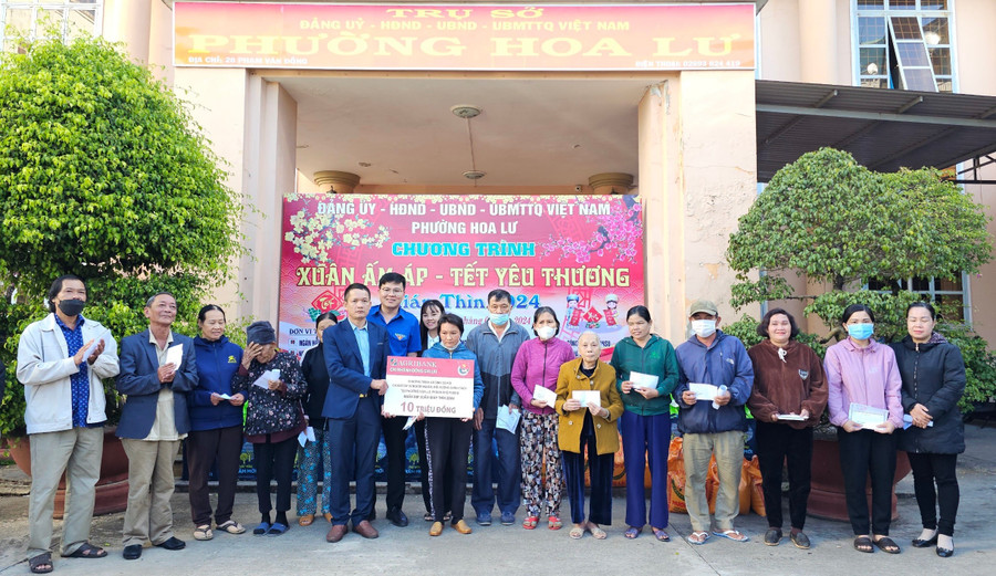 Đảng ủy-HĐND-UBND-Ủy ban MTTQ Việt Nam phường Hoa Lư phối hợp cùng các cơ quan, đơn vị tặng quà Tết cho người dân khó khăn. Ảnh: M.N