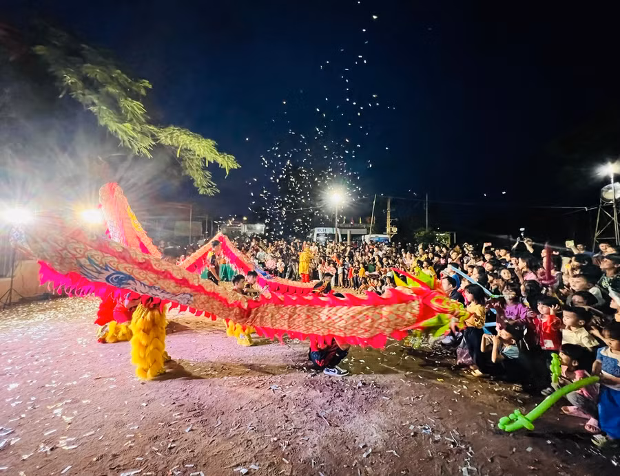 Các em thiếu nhi được xem tiết mục biểu diễn lân-sư-rồng hấp dẫn. Ảnh: M.N