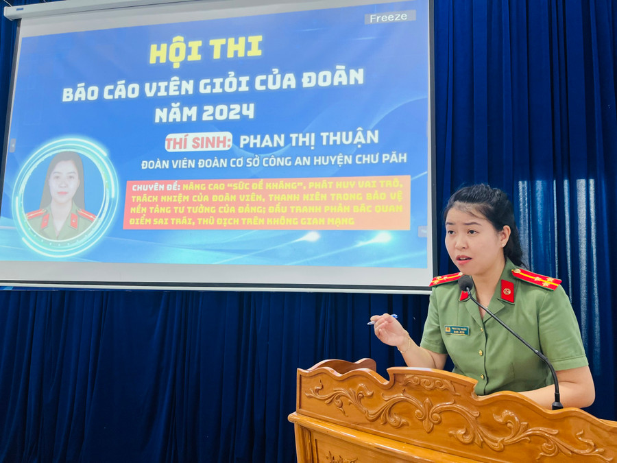Thí sinh Phan Thị Thuận-đoàn viên Đoàn cơ sở Công an huyện Chư Păh báo cáo chuyên đề tại hội thi báo cáo viên giỏi của Đoàn. Ảnh: M.N Thí sinh Phan Thị Thuận-đoàn viên Đoàn cơ sở Công an huyện Chư Păh báo cáo chuyên đề tại hội thi báo cáo viên giỏi của Đoàn. Ảnh: M.N