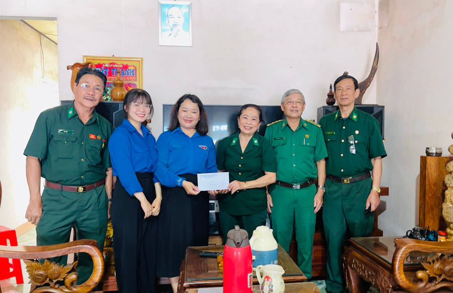 Thành Đoàn Pleiku đến thăm, tặng quà bà Lê Thị Nhờ-là gia đình có công với cách mạng ở phường Yên Thế. Ảnh: P.L