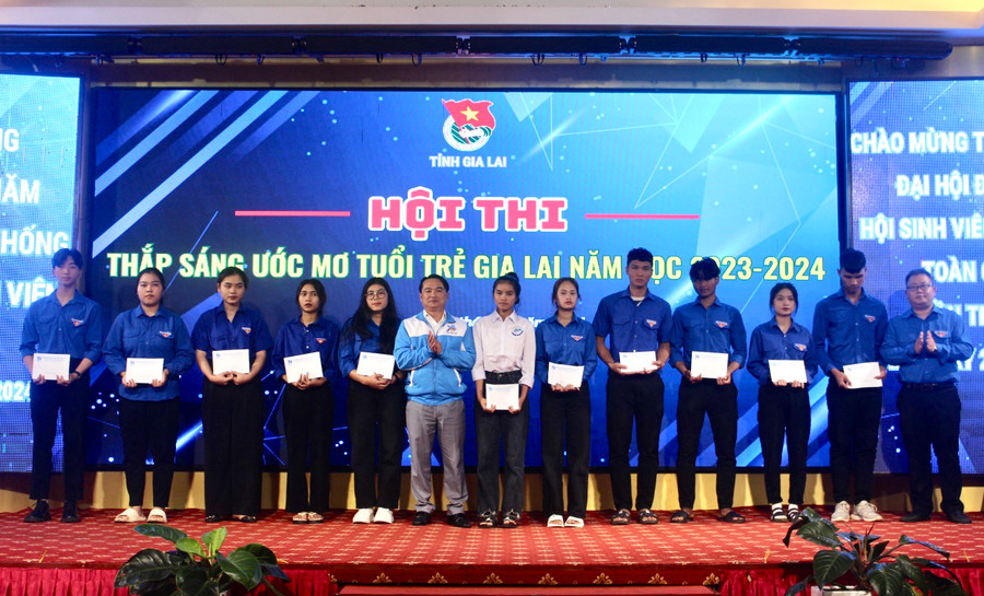 Thừa ủy quyền của Ban Bí thư Trung ương Đoàn và Trung ương Hội Sinh viên Việt Nam, Ban Thường vụ Tỉnh Đoàn trao tặng 11 suất học bổng cho sinh viên Trường Cao đẳng Gia Lai. Ảnh: P.L Thừa ủy quyền của Ban Bí thư Trung ương Đoàn và Trung ương Hội Sinh viên Việt Nam, Ban Thường vụ Tỉnh Đoàn trao tặng 11 suất học bổng cho sinh viên Trường Cao đẳng Gia Lai. Ảnh: P.L