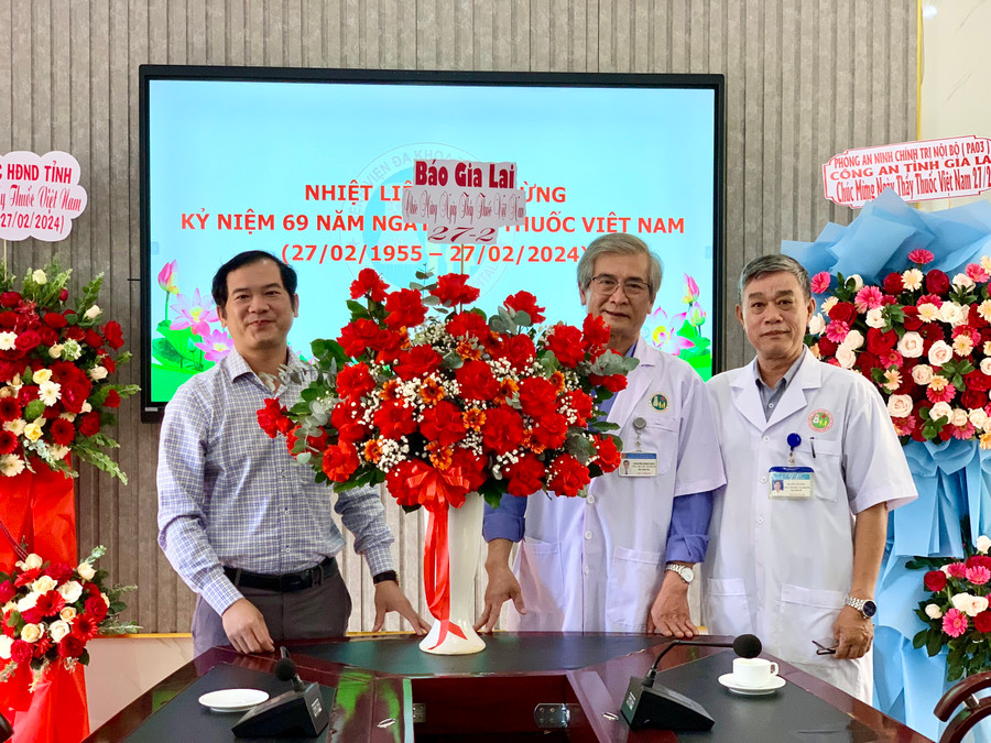 Phó Tổng Biên tập Báo Gia Lai Đoàn Minh Dưỡng (bìa trái) tặng hoa chúc mừng Bệnh viện Đa khoa tỉnh. Ảnh: Như Nguyện