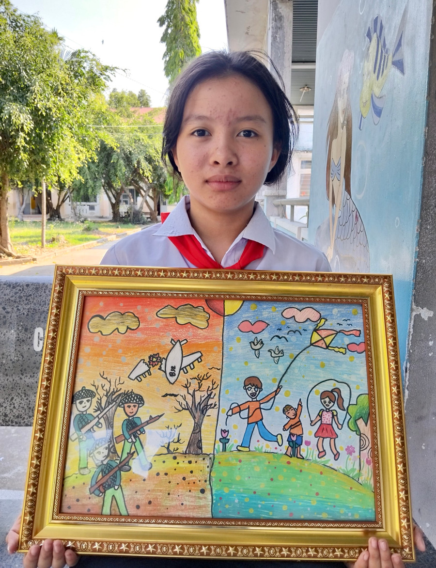 Em Tống Đỗ Minh Châu (lớp 4A, Trường Tiểu học Võ Thị Sáu, xã Chư Răng, huyện Ia Pa) với tranh vẽ Em yêu chiến sĩ Điện Biên. Ảnh: M.N