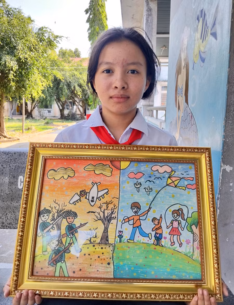 Em Tống Đỗ Minh Châu (lớp 4A, Trường Tiểu học Võ Thị Sáu, xã Chư Răng, huyện Ia Pa) với tranh vẽ Em yêu chiến sĩ Điện Biên. Ảnh: M.N