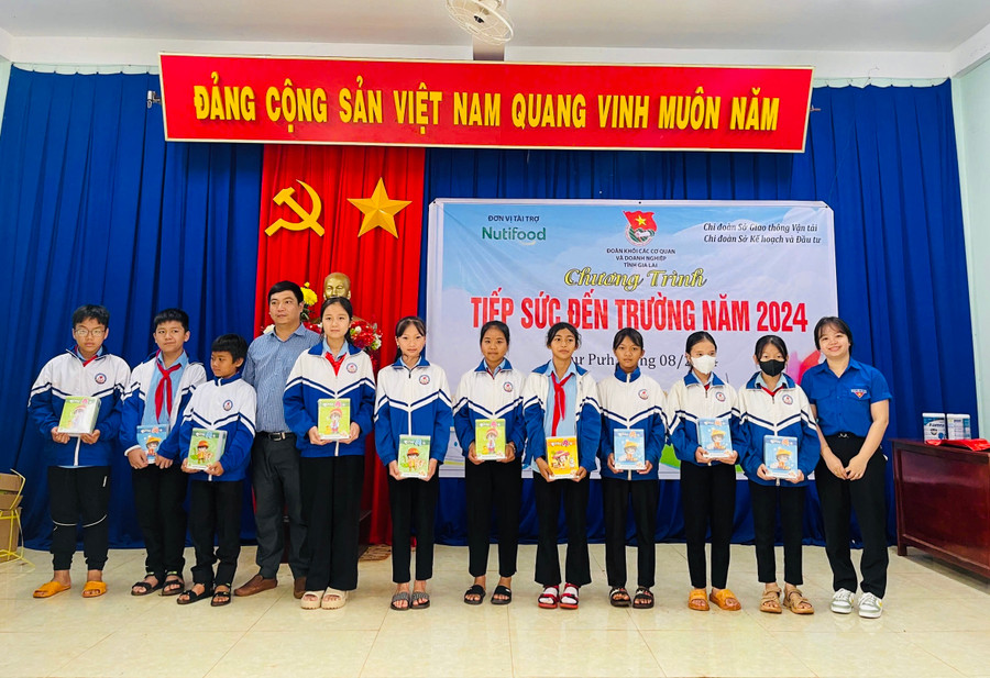Chi đoàn Sở Giao thông-Vận tải tỉnh Gia Lai phối hợp với Chi đoàn Sở Kế hoạch và Đầu tư tổ chức chương trình Tiếp sức đến trường năm 2024 tại xã Ia Dreng. Ảnh: Tâm Nguyễn Chi đoàn Sở Giao thông-Vận tải tỉnh Gia Lai phối hợp với Chi đoàn Sở Kế hoạch và Đầu tư tổ chức chương trình Tiếp sức đến trường năm 2024 tại xã Ia Dreng. Ảnh: Tâm Nguyễn