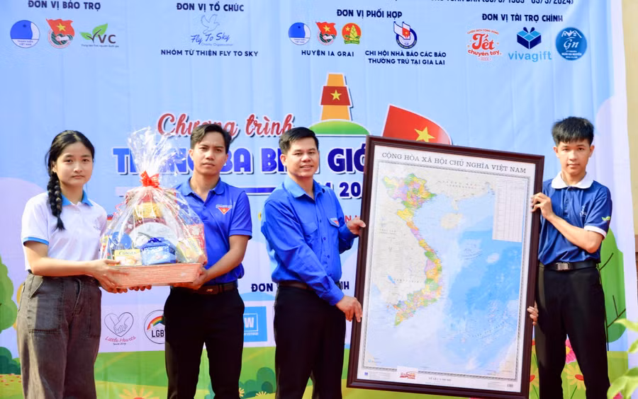 Đại diện Nhóm từ thiện Fly To Sky tặng bản đồ Việt Nam cho Huyện Đoàn Ia Grai. Ảnh: Vạn An