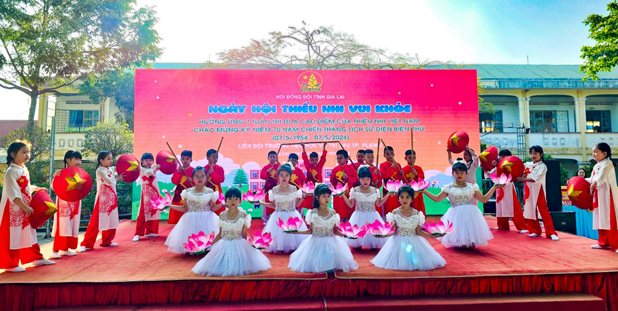 Các em thiếu nhi Trường Tiểu học Võ Thị Sáu biểu diễn văn nghệ tại Ngày hội Thiếu nhi vui khỏe. Ảnh: P.L