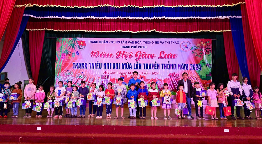 Thành Đoàn Pleiku tặng quà các thiếu nhi khó khăn trên địa bàn TP. Pleiku. Ảnh: M.N
