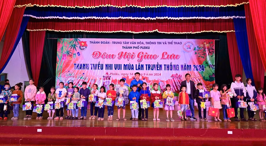 Thành Đoàn Pleiku tặng quà các thiếu nhi khó khăn trên địa bàn TP. Pleiku. Ảnh: M.N