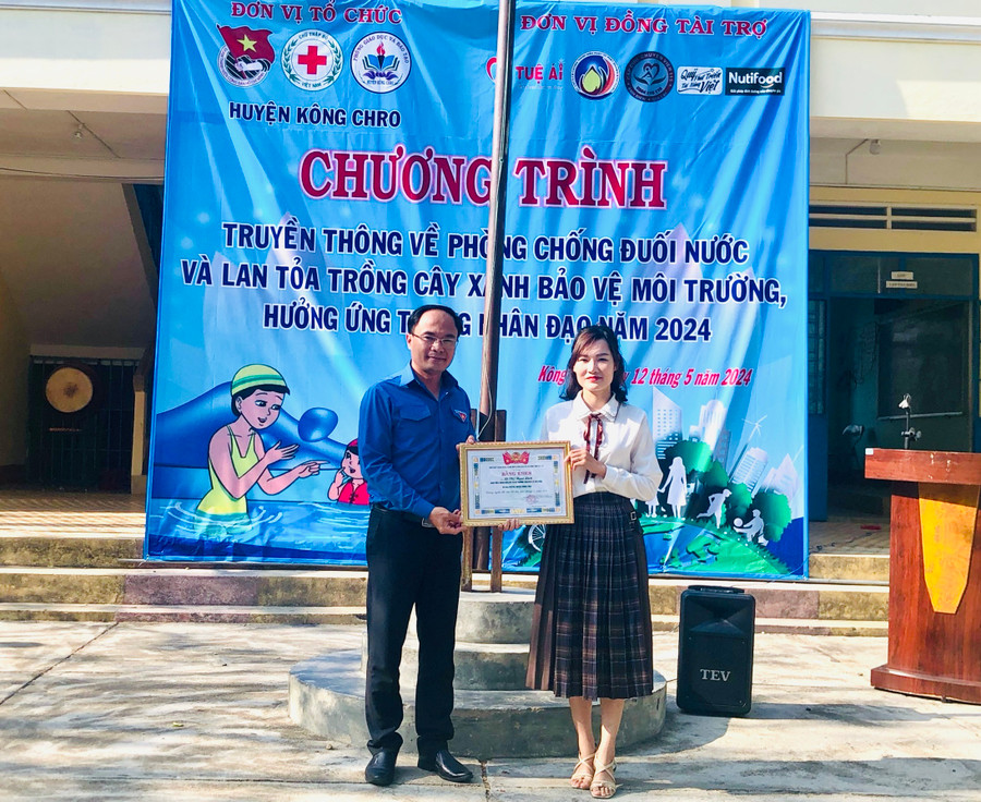 Phó Bí thư Tỉnh Đoàn Đỗ Đức Thanh tặng bằng khen gương người tốt-việc tốt cho cô giáo Lê Thị Ngọc Linh. Ảnh: Minh Võ Phó Bí thư Tỉnh Đoàn Đỗ Đức Thanh tặng bằng khen gương người tốt-việc tốt cho cô giáo Lê Thị Ngọc Linh. Ảnh: Minh Võ