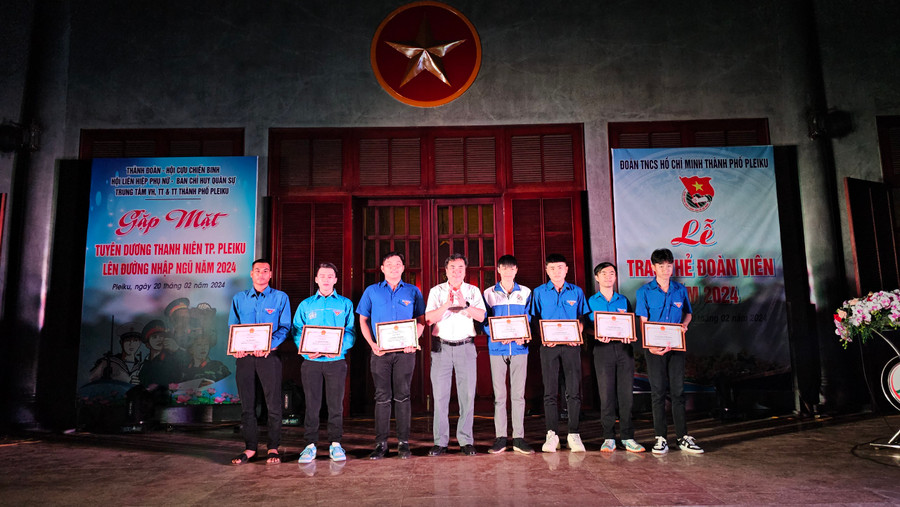 Phó Chủ tịch UBND TP. Pleiku Nguyễn Hữu Sung (thứ 4 từ trái sang) tặng giấy khen của Chủ tịch UBND TP. Pleiku cho 7 thanh niên xung phong lên đường nhập ngũ. Ảnh: M.N