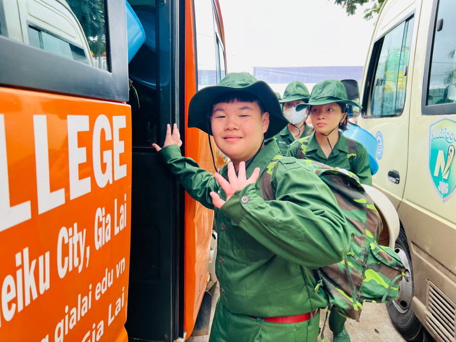 Các chiến sĩ "nhí" tham gia chương trình "Học kỳ trong quân đội" háo hức lên đường về đơn vị huấn luyện. Ảnh: P.L Các chiến sĩ "nhí" tham gia chương trình "Học kỳ trong quân đội" háo hức lên đường về đơn vị huấn luyện. Ảnh: P.L