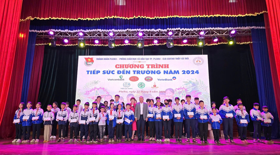 Ban tổ chức tặng học bổng cho các học sinh vượt khó học giỏi ở TP. Pleiku. Ảnh: P.L Ban tổ chức tặng học bổng cho các học sinh vượt khó học giỏi ở TP. Pleiku. Ảnh: P.L