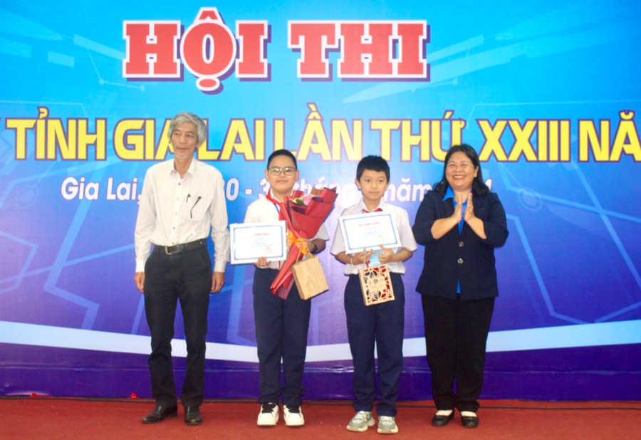 Bí thư Tỉnh Đoàn Hà Thị Giang Thảo (bìa phải) và Giám đốc Sở Thông tin và Truyền thông Nguyễn Ngọc Hùng (bìa trái) trao giải nhất bảng D1 cho nhóm thí sinh. Ảnh: P.L Bí thư Tỉnh Đoàn Hà Thị Giang Thảo (bìa phải) và Giám đốc Sở Thông tin và Truyền thông Nguyễn Ngọc Hùng (bìa trái) trao giải nhất bảng D1 cho nhóm thí sinh. Ảnh: P.L