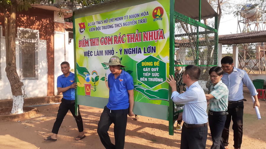 Đoàn Thanh niên-Hội LHTN Việt Nam thị trấn Nhơn Hòa trao tặng công trình "Điểm thu gom rác thải nhựa" cho Trường THCS Nguyễn Trãi. Ảnh: M.N Đoàn Thanh niên-Hội LHTN Việt Nam thị trấn Nhơn Hòa trao tặng công trình "Điểm thu gom rác thải nhựa" cho Trường THCS Nguyễn Trãi. Ảnh: M.N