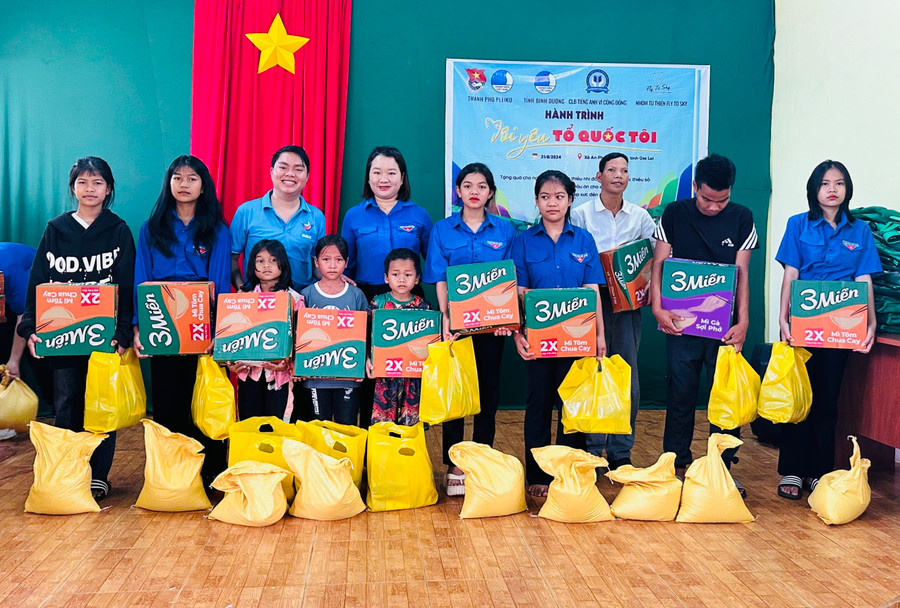 Đại diện các đơn vị tặng quà thanh thiếu nhi làng Bông Phrao. Ảnh: M.N Đại diện các đơn vị tặng quà thanh thiếu nhi làng Bông Phrao. Ảnh: M.N