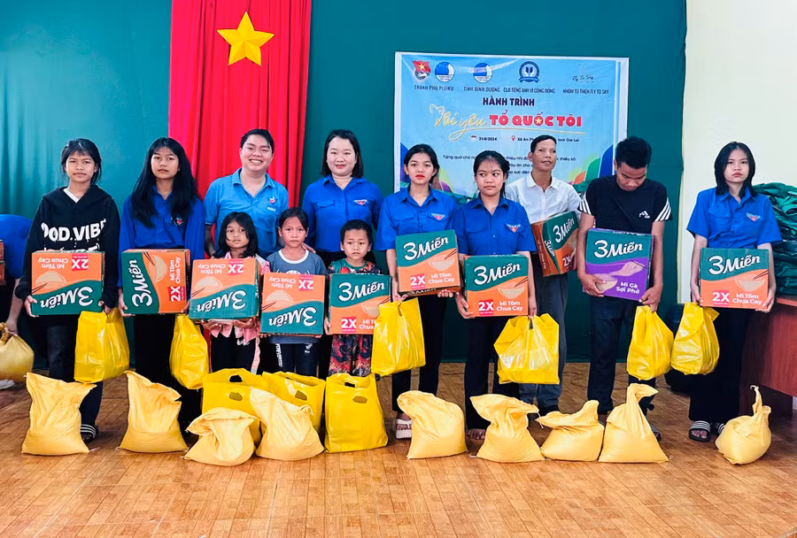 Đại diện các đơn vị tặng quà thanh thiếu nhi làng Bông Phrao. Ảnh: M.N