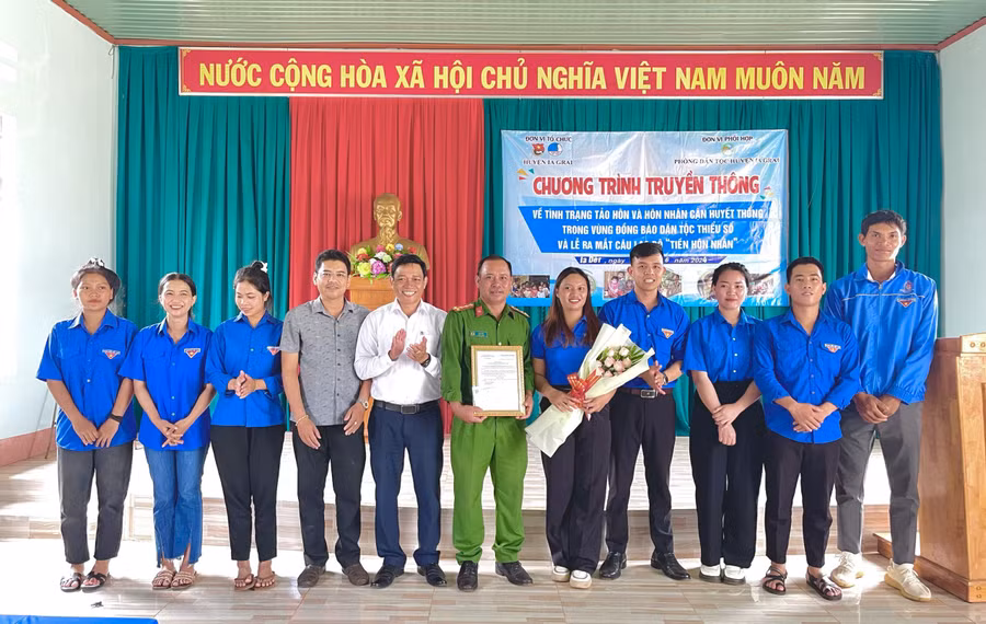 Huyện Đoàn Ia Grai trao quyết định thành lập và kinh phí cho câu lạc bộ tiền hôn nhân xã Ia Dêr. Ảnh: Như Quang