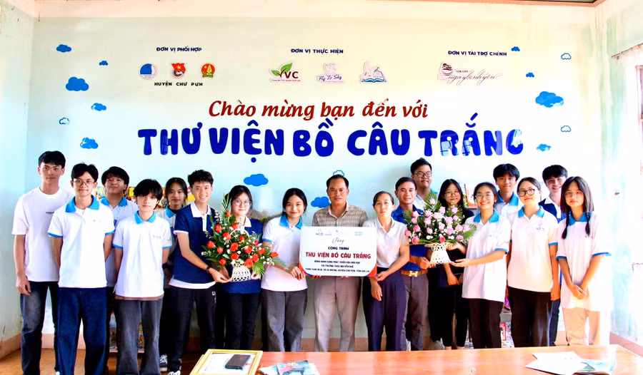 Nhóm từ thiện Fly To Sky trao tặng công trình Thư viện Bồ câu trắng cho Trường THCS Nguyễn Huệ (xã Ia Dreng, huyện Chư Pưh). Ảnh: M.N