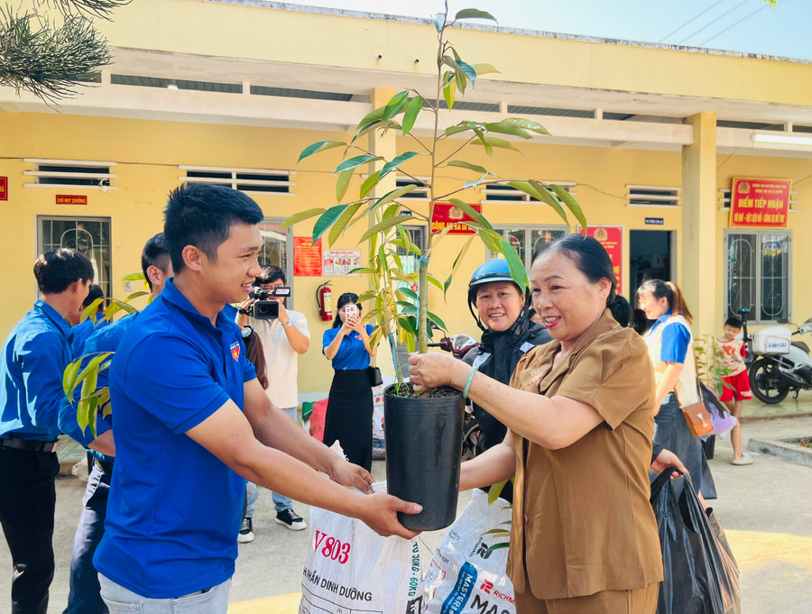 Người dân xã Ia Nhin (huyện Chư Păh) tham gia mô hình đổi rác thải nhựa lấy cây ăn trái. Ảnh: P.L Người dân xã Ia Nhin (huyện Chư Păh) tham gia mô hình đổi rác thải nhựa lấy cây ăn trái. Ảnh: P.L