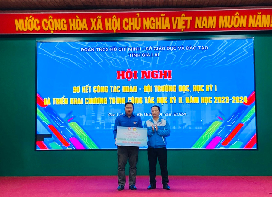Anh Đỗ Duy Nam (bìa phải)-Phó Bí thư Tỉnh Đoàn, Chủ tịch Hội đồng Đội tỉnh trao bảng tượng trưng công trình “Không gian đọc sách, tương tác và sinh hoạt Đội” cho Huyện Đoàn-Hội đồng Đội huyện Chư Sê. Ảnh: K.L Anh Đỗ Duy Nam (bìa phải)-Phó Bí thư Tỉnh Đoàn, Chủ tịch Hội đồng Đội tỉnh trao bảng tượng trưng công trình “Không gian đọc sách, tương tác và sinh hoạt Đội” cho Huyện Đoàn-Hội đồng Đội huyện Chư Sê. Ảnh: K.L