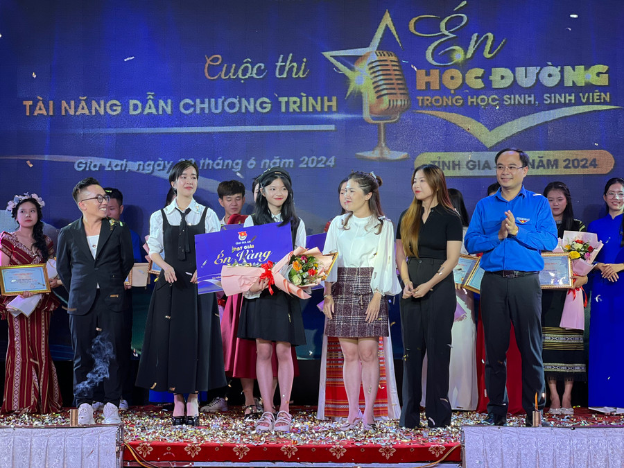 Ban tổ chức trao giải Én vàng cuộc thi Én học đường cho thí sinh Đào Bích Ngân-Trường THCS và THPT Y Đôn. Ảnh P.L Ban tổ chức trao giải Én vàng cuộc thi Én học đường cho thí sinh Đào Bích Ngân-Trường THCS và THPT Y Đôn. Ảnh P.L