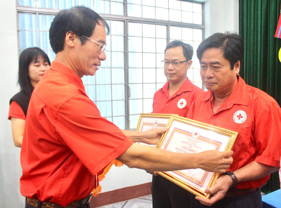 Ông Dương Đình Diện-Chủ tịch Hội Chữ thập đỏ tỉnh tặng giấy khen các tập thể, cá nhân có thành tích xuất sắc trong công tác Hội và phong trào Chữ thập đỏ năm 2023. Ảnh: P.L