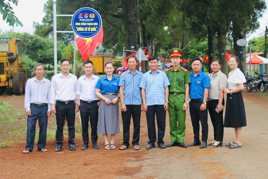 Huyện Đoàn Chư Păh, Agribank chi nhánh huyện Chư Păh Đông Gia Lai, Công an huyện Chư Păh thực hiện "Đường cờ Tổ quốc" tại khu vực hàng thông trăm tuổi. Ảnh: H.Y