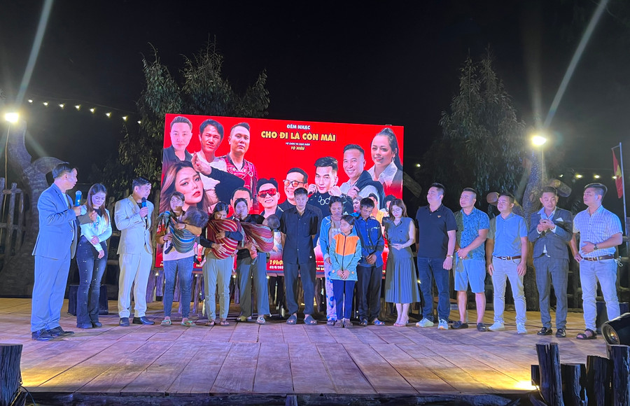 Ban tổ chức đêm nhạc động viên gia đình các thiếu nhi không may mắc bệnh hiểm nghèo ở huyện Đak Đoa. Ảnh: P.L