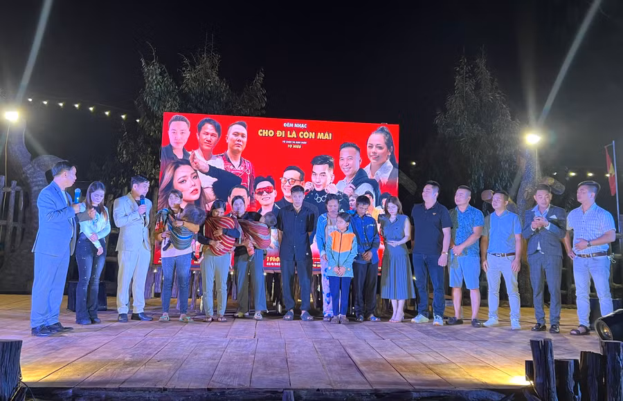 Ban tổ chức đêm nhạc động viên gia đình các thiếu nhi không may mắc bệnh hiểm nghèo ở huyện Đak Đoa. Ảnh: P.L