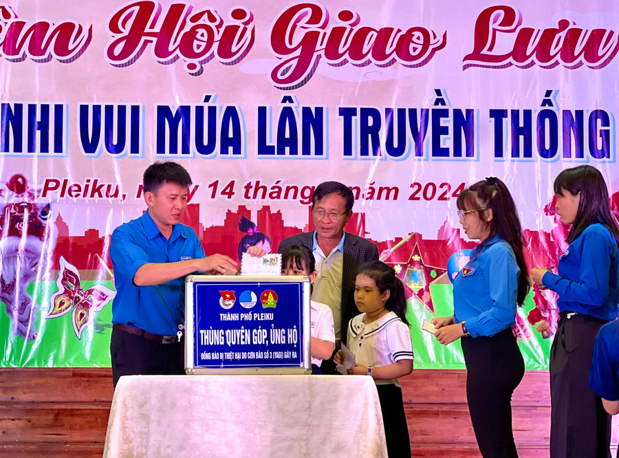 Các cán bộ, đoàn viên, thanh niên, thiếu nhi ủng hộ đồng bào vùng lũ. Ảnh: M.N