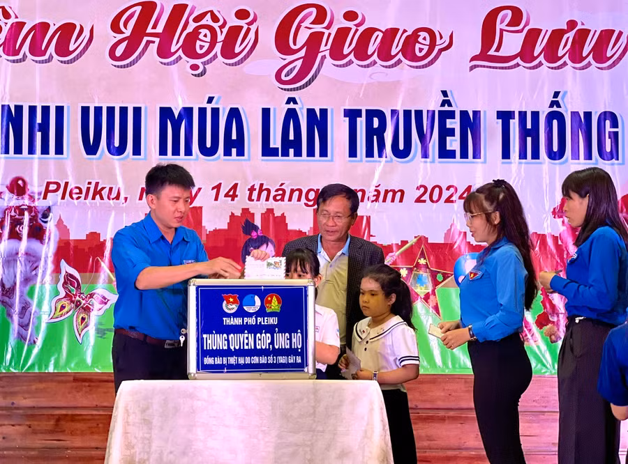 Các cán bộ, đoàn viên, thanh niên, thiếu nhi ủng hộ đồng bào vùng lũ. Ảnh: M.N