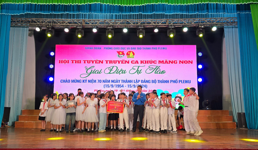 Ban tổ chức trao giải nhất khối Tiểu học cho Trường Tiểu học Trần Quốc Toản. Ảnh: P.L Ban tổ chức trao giải nhất khối Tiểu học cho Trường Tiểu học Trần Quốc Toản. Ảnh: P.L