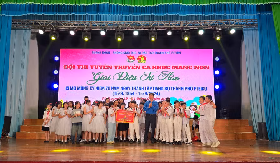 Ban tổ chức trao giải nhất khối Tiểu học cho Trường Tiểu học Trần Quốc Toản. Ảnh: P.L