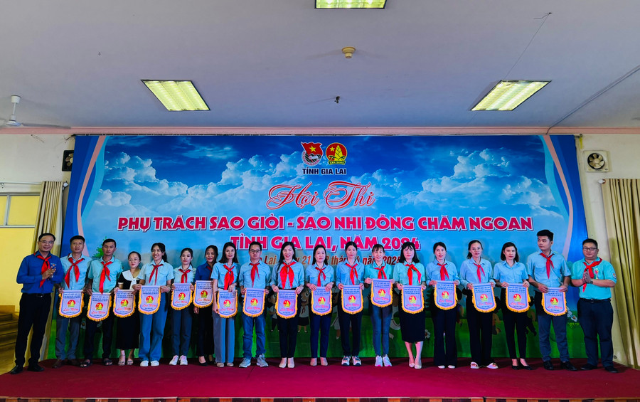 Ban tổ chức trao cờ lưu niệm cho các đơn vị có thí sinh tham gia hội thi. Ảnh: P.L Ban tổ chức trao cờ lưu niệm cho các đơn vị có thí sinh tham gia hội thi. Ảnh: P.L