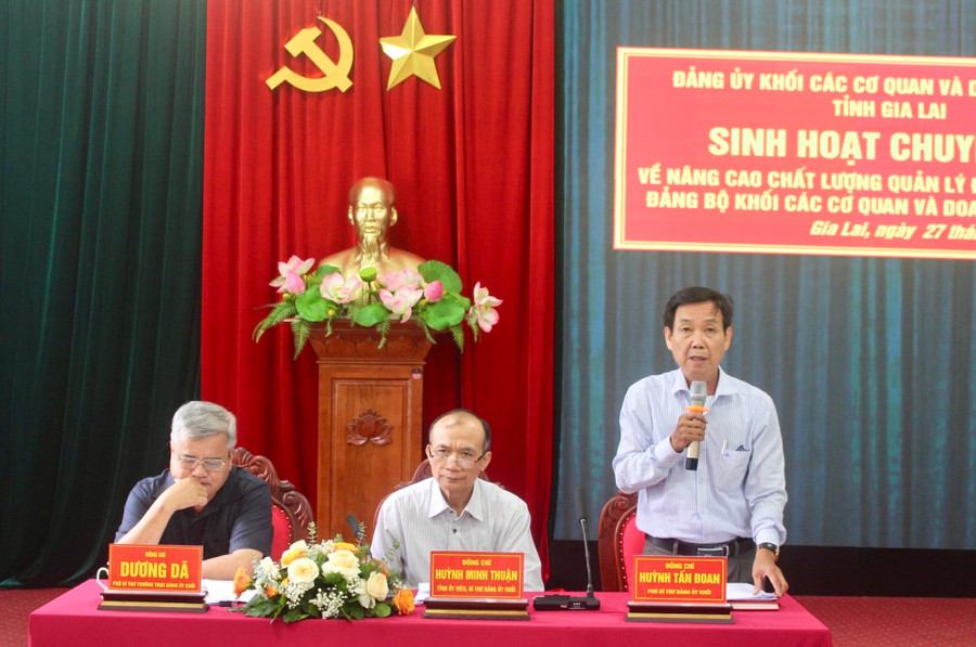 Các đồng chí: Huỳnh Minh Thuận (ở giữa)-Bí thư Đảng ủy Khối, Dương Dã (bìa trái)-Phó Bí thư Thường trực Đảng ủy Khối, Huỳnh Tấn Đoan-Phó Bí thư Đảng ủy Khối chủ trì buổi sinh hoạt chuyên đề. Ảnh: P.L