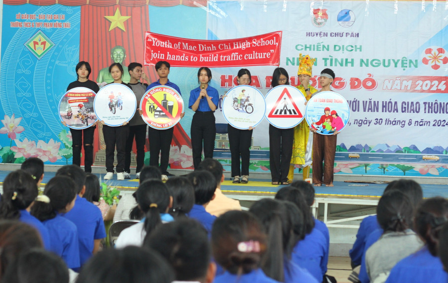 Học sinh các trường THPT ở huyện Chư Păh thi tìm hiểu kiến thức về văn hóa giao thông. Ảnh: Hoàng Yến