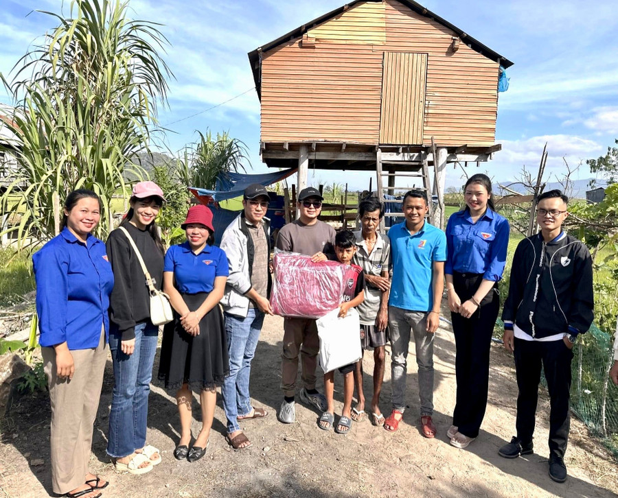 Chị Nay Thị Thu Hà (thứ 2 từ phải sang) cùng các nhà hảo tâm tặng quà cho thiếu nhi khó khăn. Ảnh: M.N