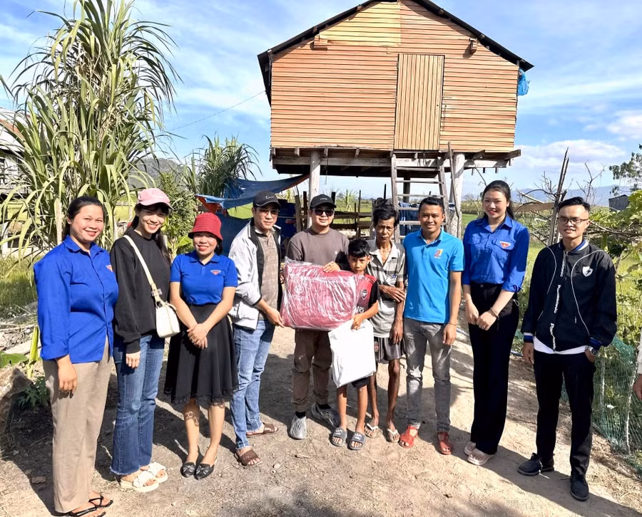 Chị Nay Thị Thu Hà (thứ 2 từ phải sang) cùng các nhà hảo tâm tặng quà cho thiếu nhi khó khăn. Ảnh: M.N Chị Nay Thị Thu Hà (thứ 2 từ phải sang) cùng các nhà hảo tâm tặng quà cho thiếu nhi khó khăn. Ảnh: M.N