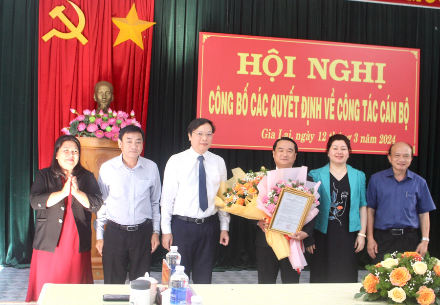 Đồng chí Trương Hải Long (thứ 3 từ trái sang)-Phó Bí thư Tỉnh ủy, Chủ tịch UBND tỉnh cùng lãnh đạo các ban, ngành trao quyết định và tặng hoa chúc mừng tân Phó Giám đốc Sở Tư pháp Đỗ Duy Nam (thứ 3 từ phải sang). Ảnh: P.L Đồng chí Trương Hải Long (thứ 3 từ trái sang)-Phó Bí thư Tỉnh ủy, Chủ tịch UBND tỉnh cùng lãnh đạo các ban, ngành trao quyết định và tặng hoa chúc mừng tân Phó Giám đốc Sở Tư pháp Đỗ Duy Nam (thứ 3 từ phải sang). Ảnh: P.L