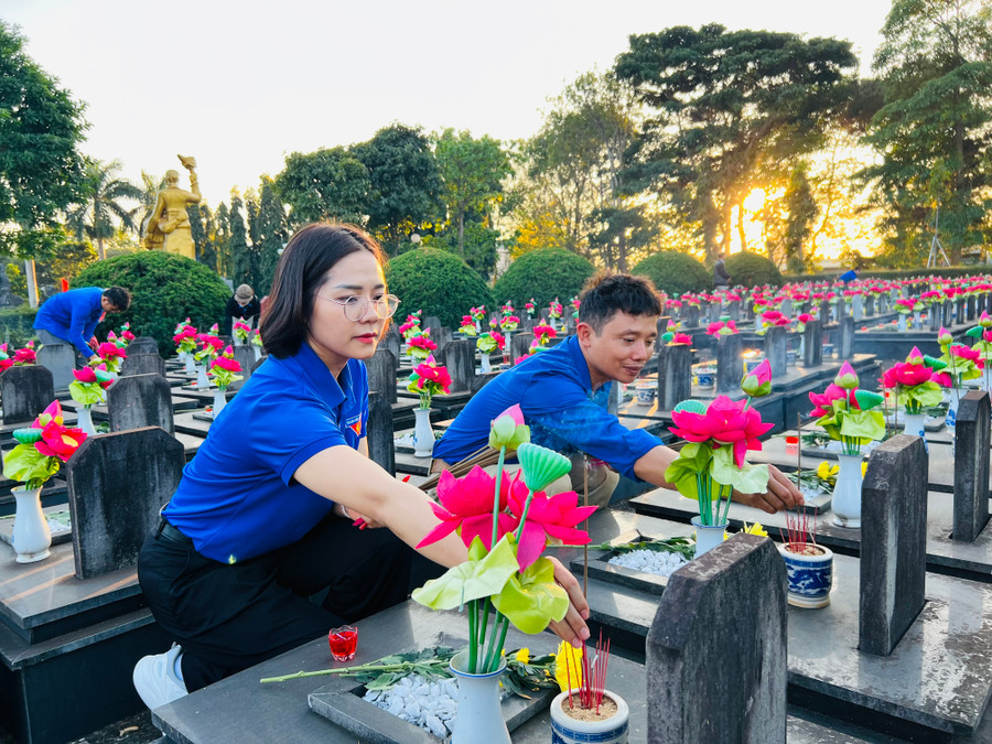 Đoàn viên, thanh niên dâng hương lên phần mộ các anh hùng liệt sĩ tại Nghĩa trang Liệt sĩ tỉnh. Ảnh: P.L