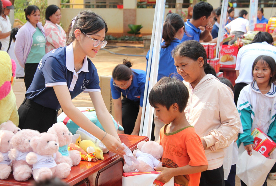 Thành viên Nhóm từ thiện Fly To Sky tặng đồ chơi cho thiếu nhi xã Ia O. Ảnh: Vạn An